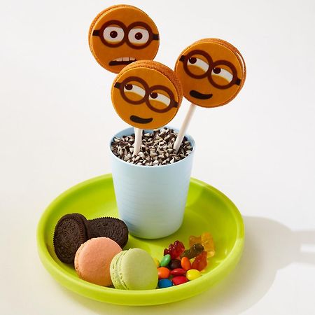 Conrad Bangkok Hotel Kültér fotó Minion-themed desserts