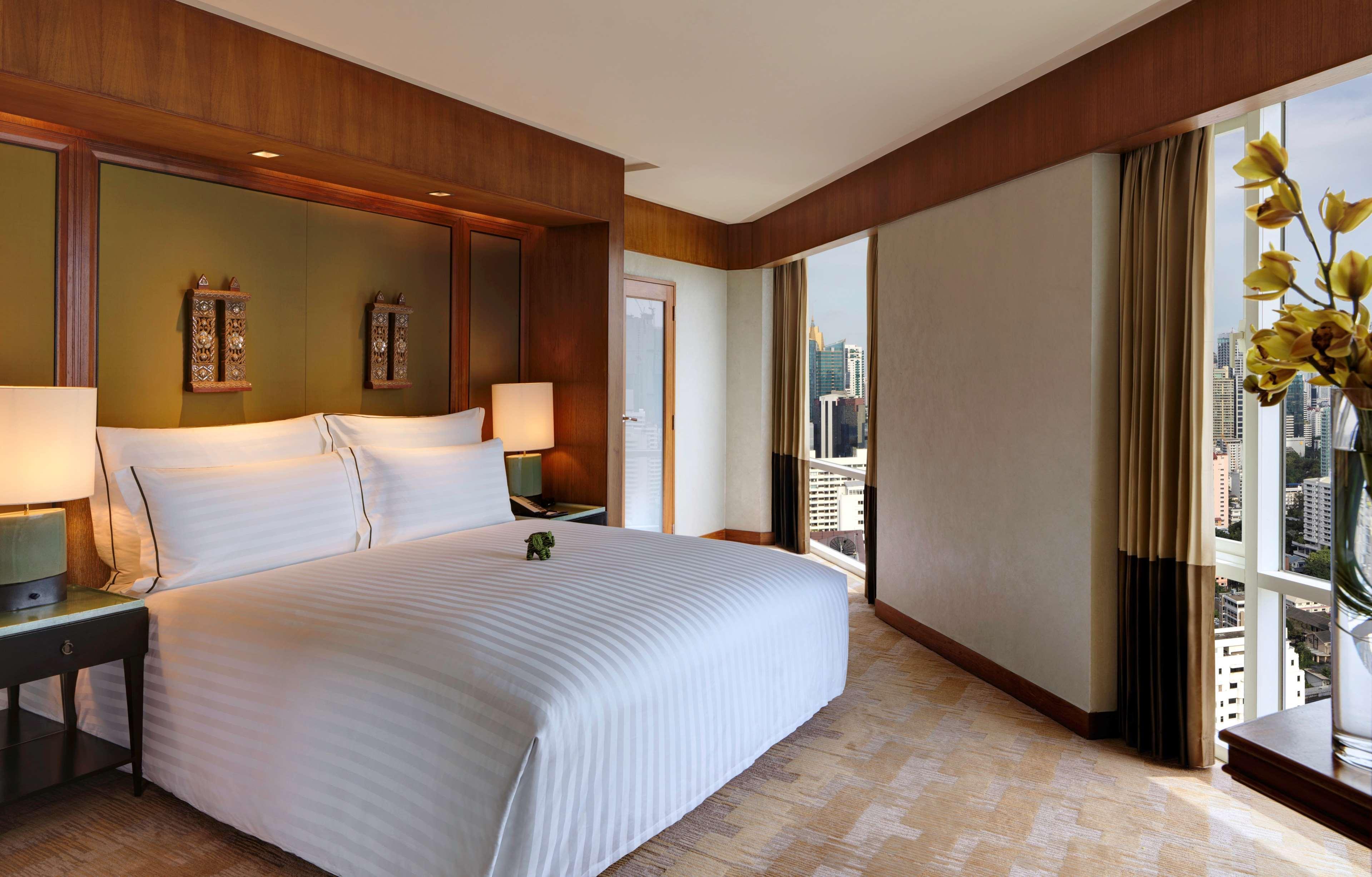 Conrad Bangkok Hotel Kültér fotó A bedroom at the hotel
