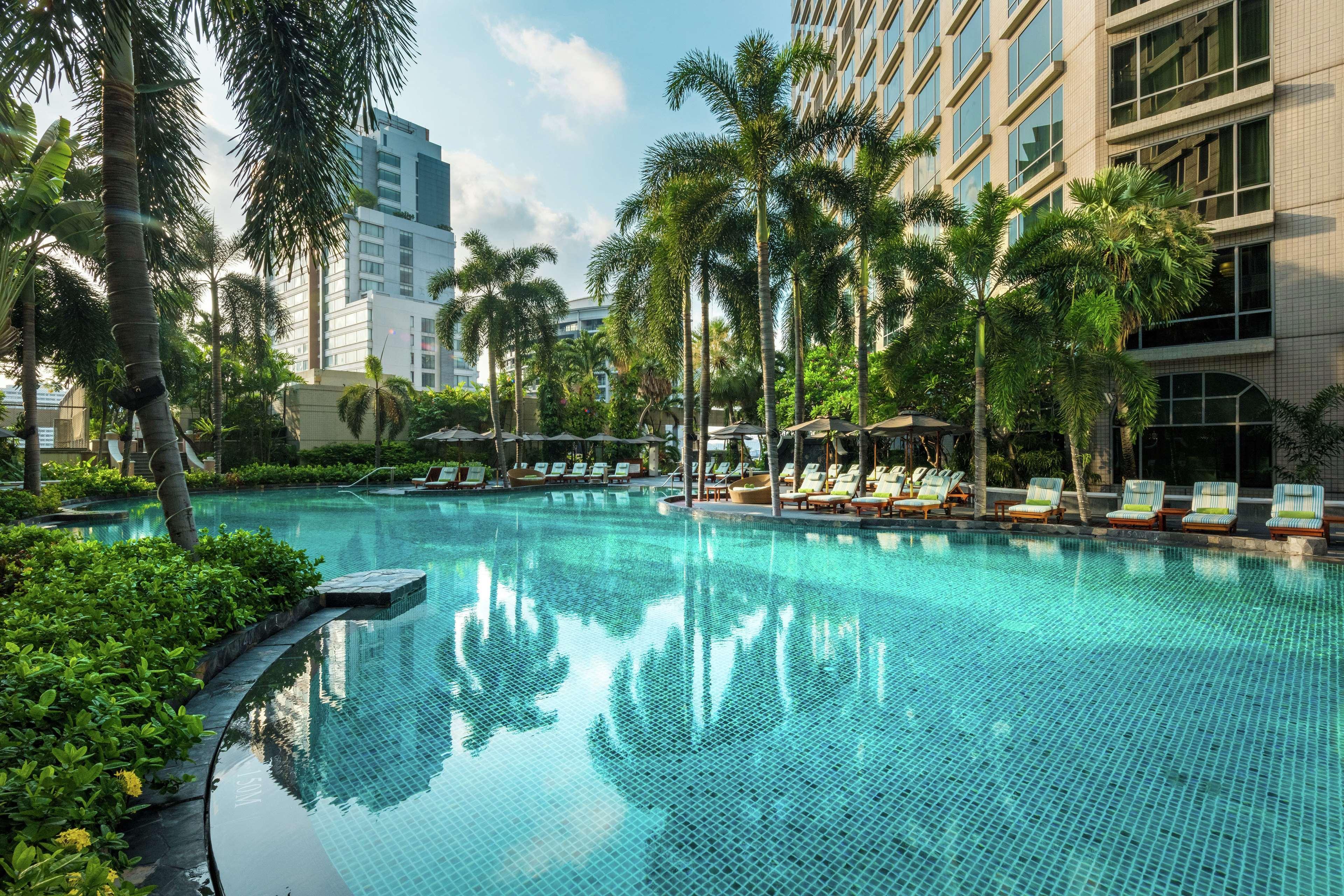Conrad Bangkok Hotel Kültér fotó The swimming pool at the hotel